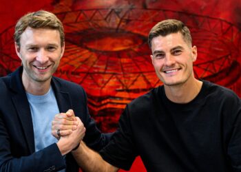 Баер го продолжи договорот со Шик