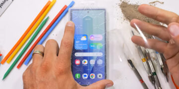 ВИДЕО: Што се може да издржи најтенкиот преклопен телефон на Samsung?